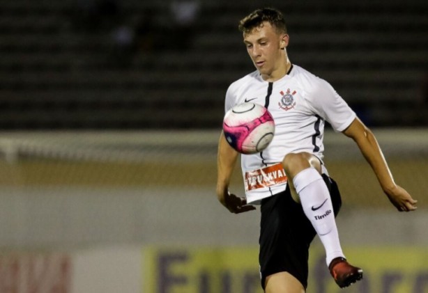 Lateral-esquerdo Carlos marcou o terceiro gol do Corinthians na vitria de estreia na Copinha