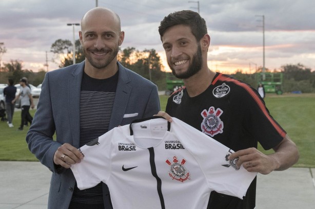 Capixaba recebeu camisa das mos do gerente de futebol Alessandro Nunes