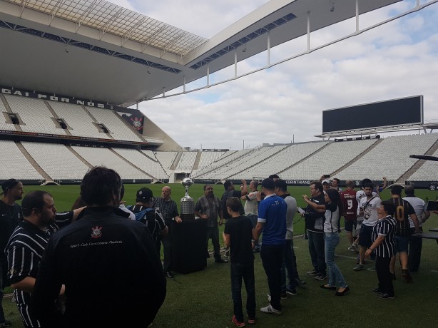 Visitantes tm acesso ao gramado da Arena Corinthians
