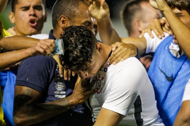 Joo Pedro abraou Coelho em comemorao de gol do Timozinho
