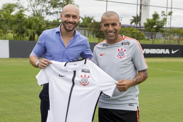 Sheik recebeu camisa das mos do gerente de futebol Alessandro Nunes