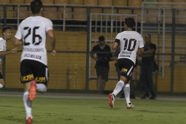 Jadson marcou dois gols na vitria do Corinthians diante do So Caetano