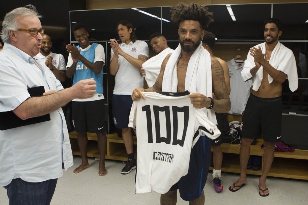 Cristian recebeu homenagem do Corinthians no vestirio da Arena ao atingir 100 jogos pelo clube