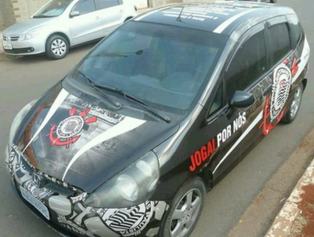 Carro personalizado com adesivos do Corinthians circulando pelas ruas de Guaxup