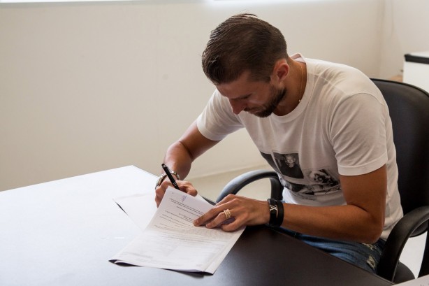 Henrique assinou contrato com Corinthians nesta sexta-feira