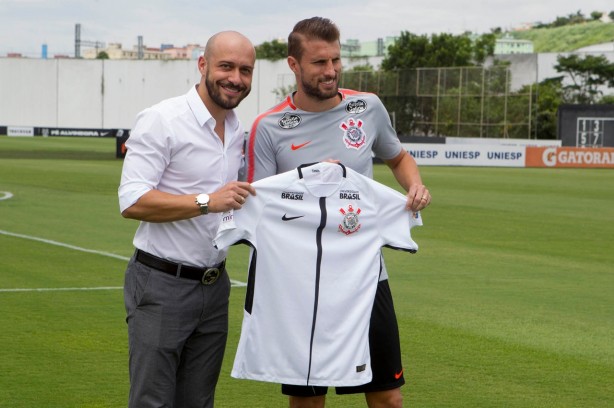 Henrique recebeu a camisa do Corinthians das mãos de Alessandro nesta segunda