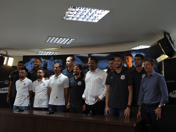 Jogadores e técnico da equipe de basquete após coletiva no CT Joaquim Grava
