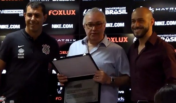 Roberto de Andrade recebeu uma placa de Fbio Carille e Alessandro Nunes