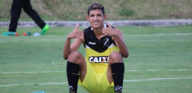 Matheus, de 19 anos,  nova aposta do Corinthians; atacante j deixa saudade no ABC