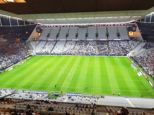 Arena Corinthians teve bom pblico apenas no setor Sul, atrs de um dos gols