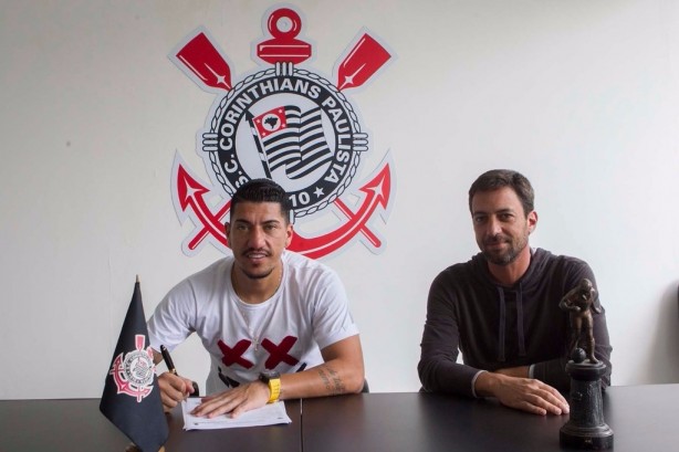 Jogador assinou contrato de dois anos com o Corinthians