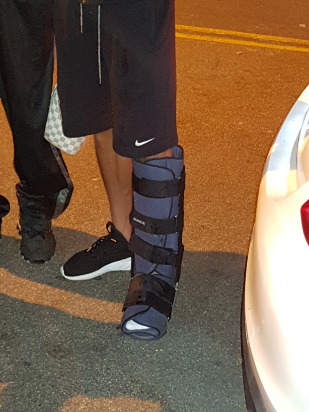 Juninho Capixaba deixou o estádio com um entorse no tornozelo
