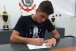 Zagueiro do Sub-17 do Corinthians assina primeiro contrato profissional