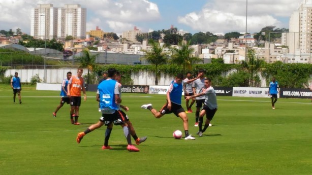 Matheus foi bastante acionado em seu primeiro treino com bola no Corinthians