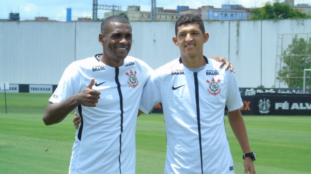 Marllon e Matheus vestiram a camisa de jogo do Corinthians pela primeira vez
