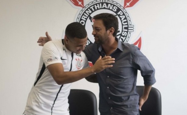 Lateral-esquerdo Sidcley assinou seu contrato com o Corinthians nesta sexta-feira