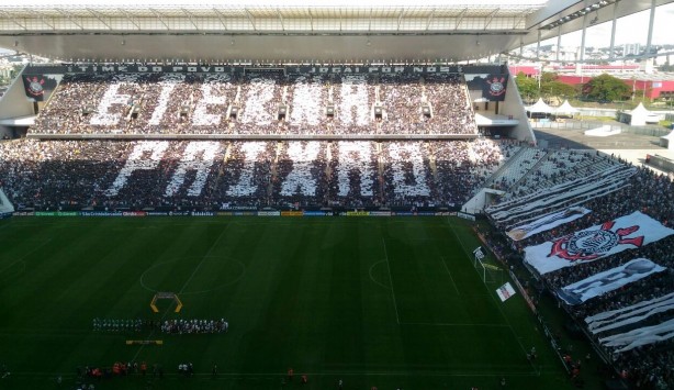 Minutos antes do clssico contra o Palmeiras, Fiel ergue mosaico na Arena Corinthians