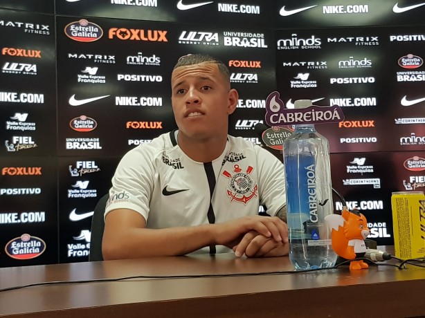 Sidcley falou pela primeira vez com a imprensa aps vestir a camisa do Corinthians