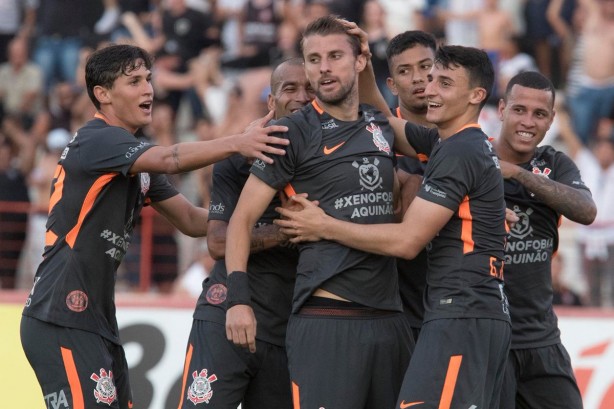 Zagueiro Henrique marcou o primeiro gol do Corinthians na partida