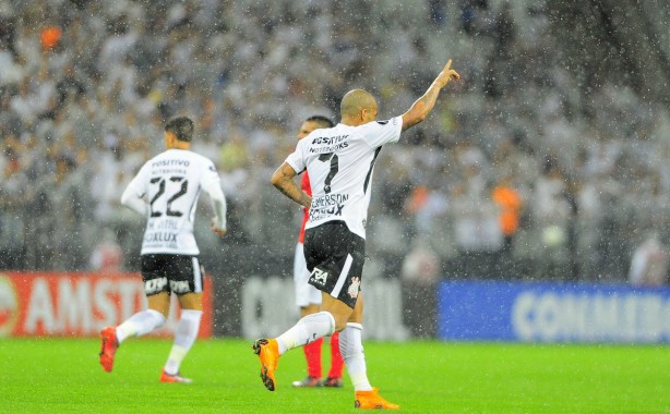 Emerson Sheik marcou o primeiro gol do Corinthians na partida