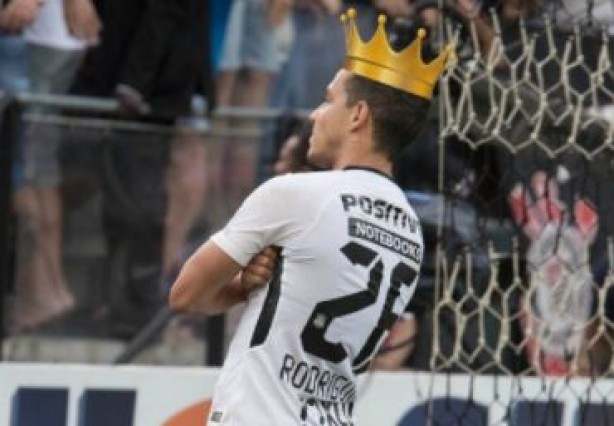 Rodriguinho ganhou coroa em montagem ps-Drbi nas redes sociais do Corinthians