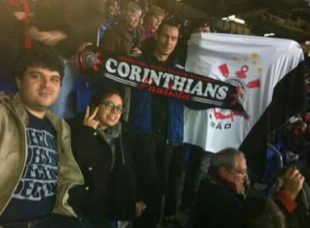 Gabriel Parras em um jogo do Barcelona no Camp Nou, com faixa do Corinthians!