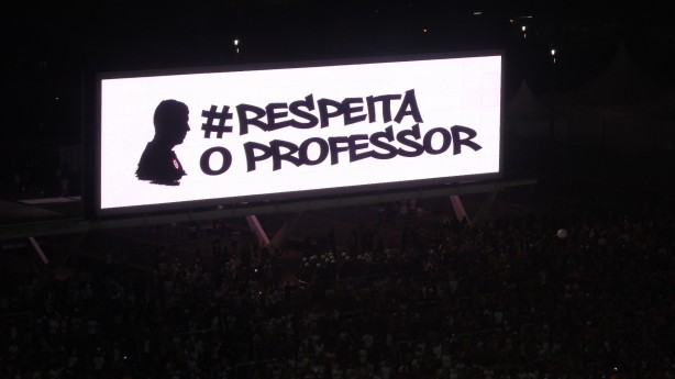 Telo da Arena Corinthians exibiu mensagem de apoio a Carille