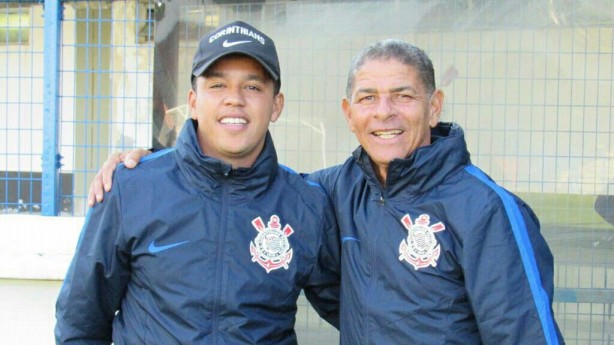 Z Augusto (direita) atualmente comanda equipe Sub-15 do Corinthians
