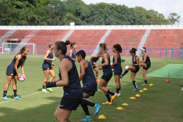 Equipe feminina de futebol do Corinthians protagoniza primeiro clssico do fim de semana