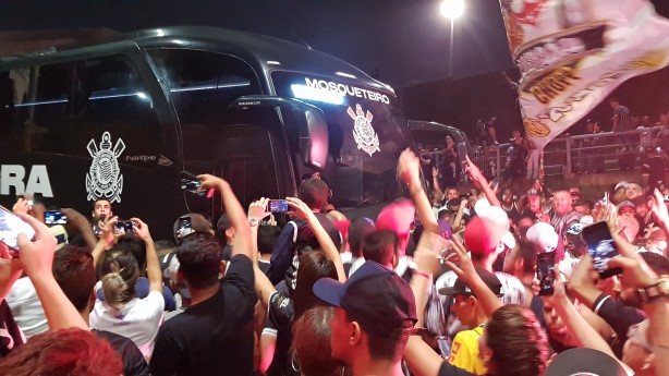 Torcida do Corinthians recepcionou jogadores ainda na Radial Leste