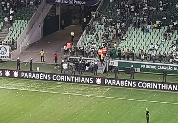 Mensagem de parabns para o Corinthians nas placas do Allianz Parque