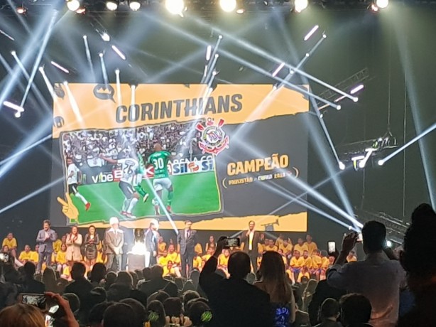 Corinthians recebeu trofu do Campeonato Paulista em cerimnia da FPF nesta segunda