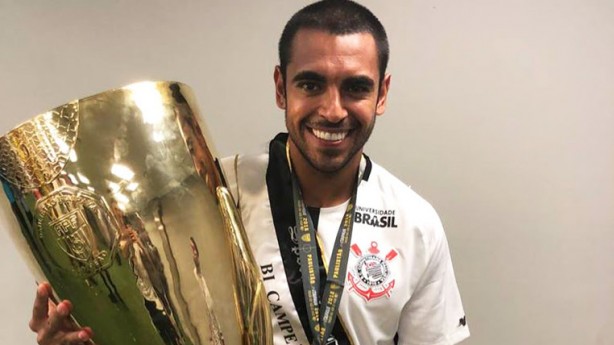 Dutra posa com trofu do Paulisto-2018, seu primeiro ttulo com Corinthians