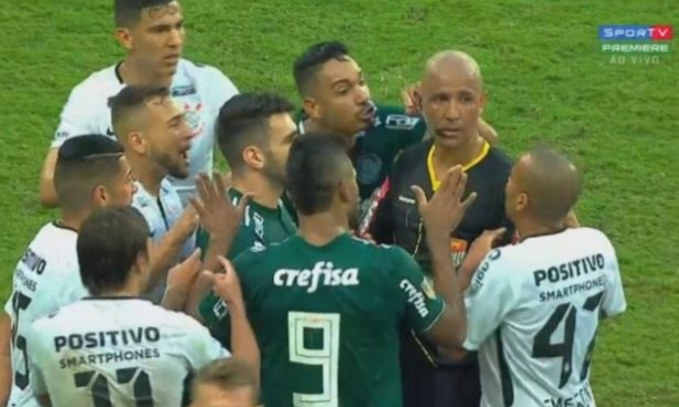 Marcelo Aparecido de Souza foi pressionado por jogadores e torcedores no Allianz Parque