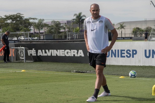 Recm-chegado, Roger participou do treino do Corinthians nesta sexta-feira