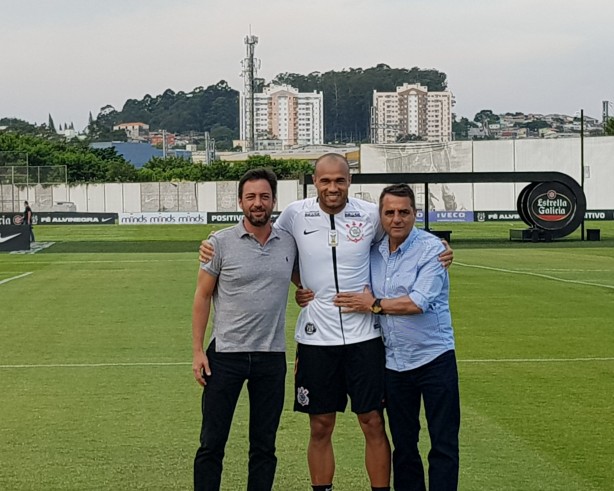Roger vestiu camisa do Corinthians pela primeira vez nesta sexta-feira