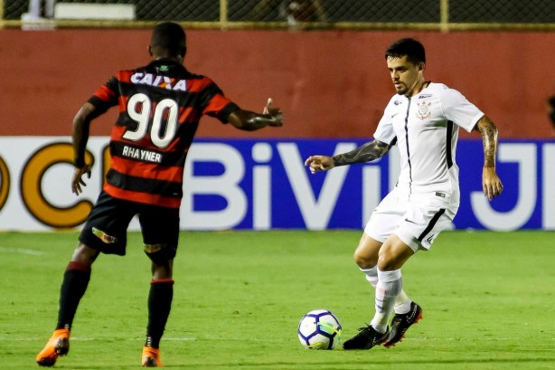 Corinthians no fez gol, mas passou ileso pelo Vitria no Barrado