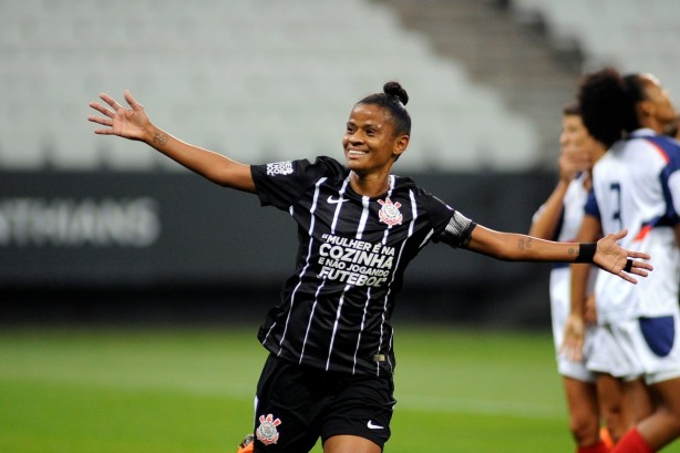 Grazi anotou o primeiro gol de uma mulher pelo Corinthians na histria da Arena