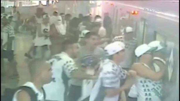 Corinthianos e palmeirenses brigaram no metr em abril de 2016