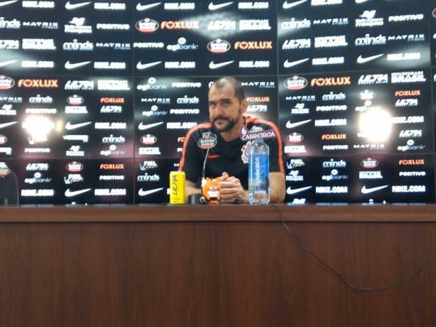 Danilo falou com a imprensa nesta quarta no CT do Corinthians