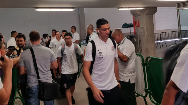 Elenco do Corinthians chegando ao Allianz Parque neste domingo