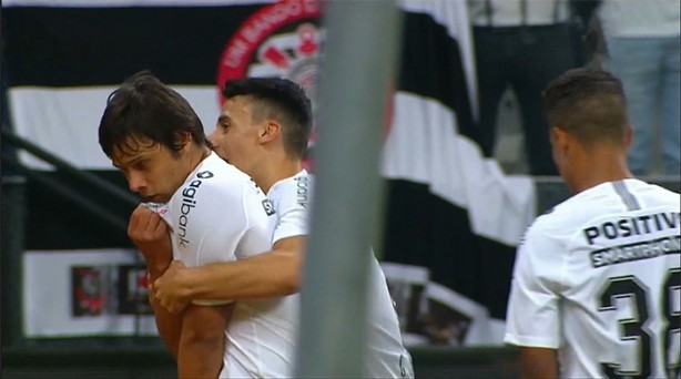 Romero beija escudo do Corinthians ao comemorar segundo gol sobre Vitria