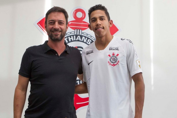 Fessin posou para foto ao lado do diretor de futebol Dulio Monteiro Alves