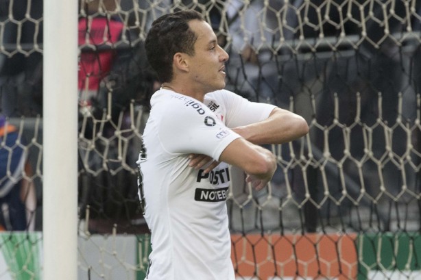 Rodriguinho fez gol no primeiro tempo do Drbi deste domingo