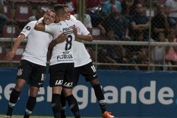 Corinthians goleou na Venezuela e se garantiu nas oitavas