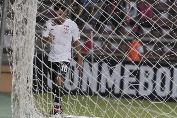 Jadson foi s redes trs vezes na vitria do Corinthians sobre o Deportivo Lara