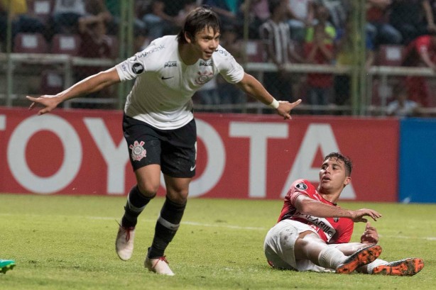 Romero corre para o abrao aps marcar de voleio contra Deportivo Lara