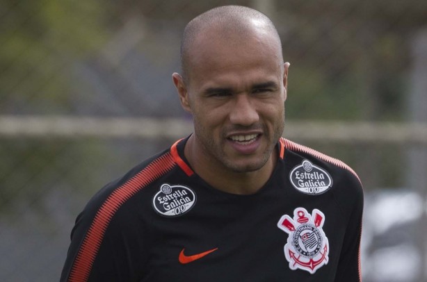 Centroavante Roger est entre os possveis titulares do Corinthians no duelo contra o Sport
