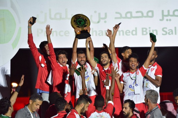 Elenco do Al-Wehda celebra retorno  primeira diviso do futebol saudita