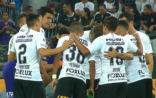 Jogadores do Corinthians comemoram o primeiro gol nesta quinta-feira